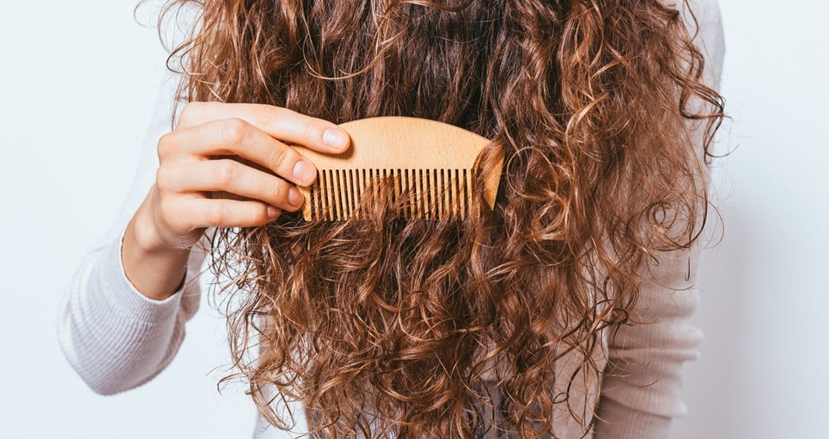 Entenda como pentear o cabelo cacheado